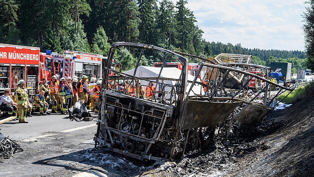 Das Wrack des ausgebrannten Reisebusses auf der Autobahn 9 bei M&uuml;nchberg. Bei dem Unfall starben 18 Menschen.  Foto: Matthias Balk/dpa