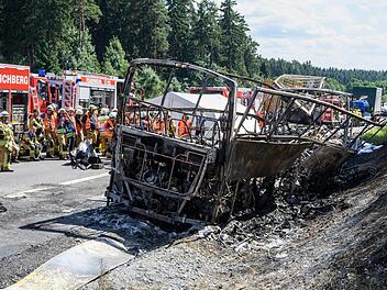 Das Wrack des ausgebrannten Reisebusses auf der Autobahn 9 bei Münchberg. Bei dem Unfall starben 18 Menschen.  Foto: Matthias Balk/dpa