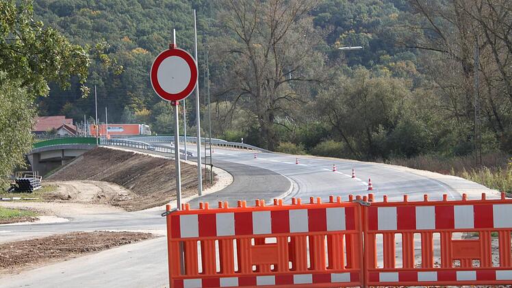 In der vergangenen Woche wurde bereits die Fahrbahnmarkierung angebracht.Fotos: Hans Kurz