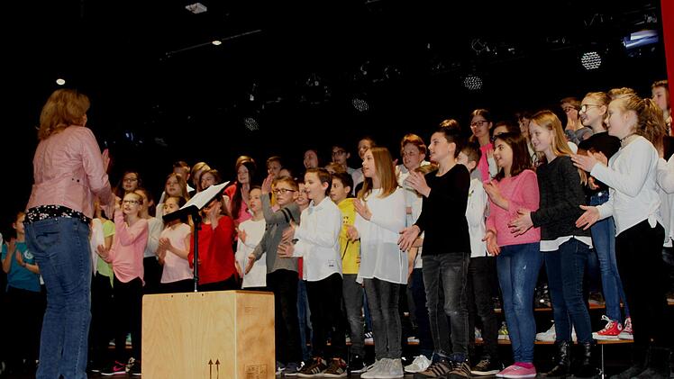 Mit Beiträgen der Chorklasse unterstrich man die vielfältigen musikalischen Aktivitäten.G. Geiling