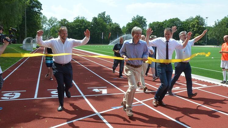 Das obligatorische Band wurde durchlaufen. Regierungsvizepräsident Thomas Engel setzte sich dabei an die Spitze gefolgt von Ebersdorfs Bürgermeister Bernd Reisenweber (links), Bürgermeister Marco Steiner (zweiter von rechts) und Landrat Michael Busch (rechts).Rainer Lutz