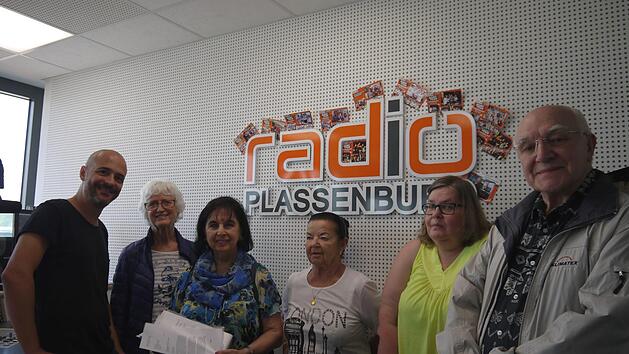 Stellvertretend f&uuml;r knapp 1000 H&ouml;rer &uuml;bergab eine Gruppe um Marga M&uuml;ller und Monika Hildner (Zweite und Dritte von links) eine Unterschriftenliste an Programmleiter Markus Weber (links). Foto: Rebecca Vogt