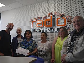 Stellvertretend f&uuml;r knapp 1000 H&ouml;rer &uuml;bergab eine Gruppe um Marga M&uuml;ller und Monika Hildner (Zweite und Dritte von links) eine Unterschriftenliste an Programmleiter Markus Weber (links). Foto: Rebecca Vogt