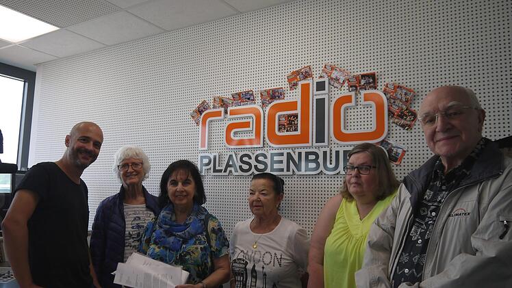 Stellvertretend f&uuml;r knapp 1000 H&ouml;rer &uuml;bergab eine Gruppe um Marga M&uuml;ller und Monika Hildner (Zweite und Dritte von links) eine Unterschriftenliste an Programmleiter Markus Weber (links). Foto: Rebecca Vogt