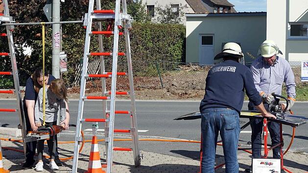 Unter Aufsicht testeten Jung und Alt das Arbeitsger&auml;t der Weisendorfer Feuerwehr.    Foto: Richard S&auml;nger