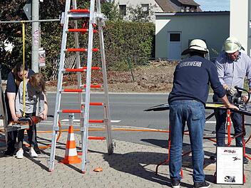 Unter Aufsicht testeten Jung und Alt das Arbeitsgerät der Weisendorfer Feuerwehr.    Foto: Richard Sänger