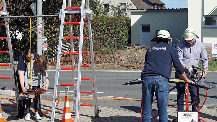 Unter Aufsicht testeten Jung und Alt das Arbeitsgerät der Weisendorfer Feuerwehr.    Foto: Richard Sänger