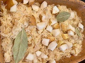 Sauerkraut mit Birnen und Kassler