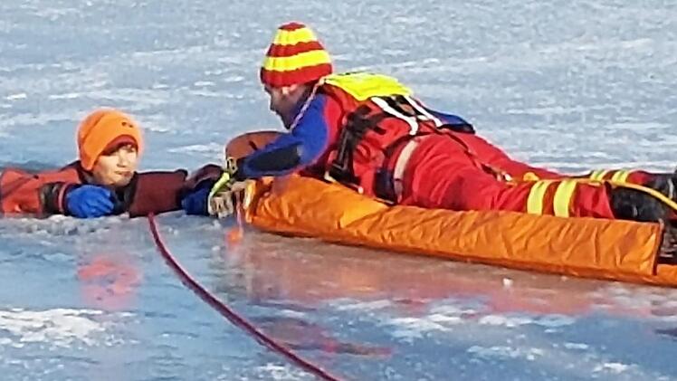 Die DLRG Burgkunstadt hat einen Eisrettungsschlitten, mit dem eingebrochene Personen gerettet werden k&ouml;nnen.