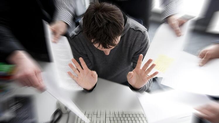 Stress auf der Arbeit ist für viele Menschen Alltag. Für die Gesundheit ist es aber wichtig, auch mal "Nein" zu sagen. Foto: Jens Schierenbeck, dpa