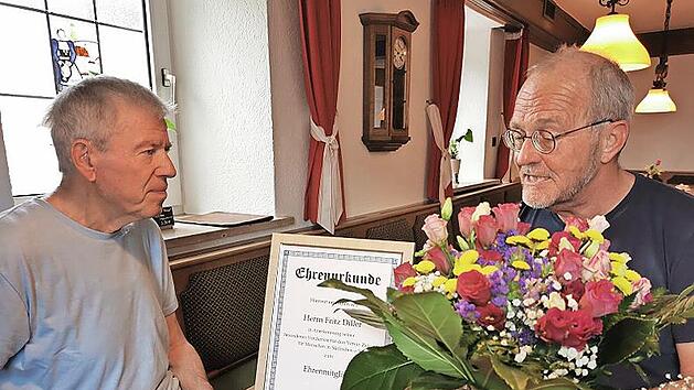 Fritz Diller (l.) erh&auml;lt von Andreas H&ouml;llein die Ehrenurkunde.