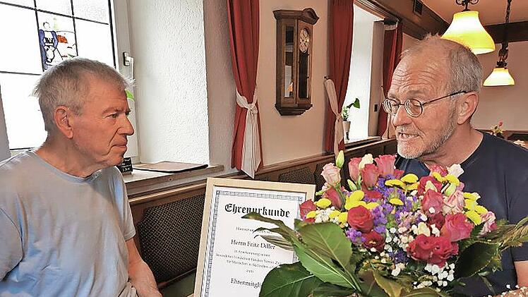 Fritz Diller (l.) erhält von Andreas Höllein die Ehrenurkunde.