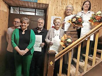 Ehrungen für langjährige Mitgliedschaft im Basilikachor Marienweiher (von links): Pfarrer Pater Florian, Gaby Bunzel, Anton Gick (50 Jahre), Antonie Schmidt (70 Jahre), Elisabeth Schramm (60 Jahre) und Marion Krügel (40 Jahre). Nicht auf dem Bild:...
