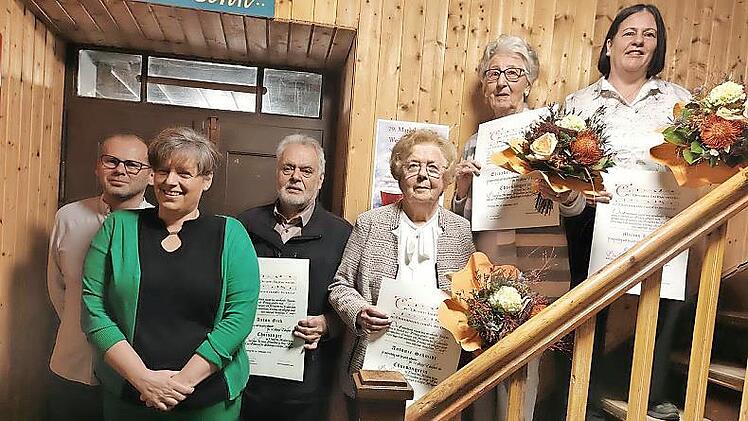 Ehrungen f&uuml;r langj&auml;hrige Mitgliedschaft im Basilikachor Marienweiher (von links): Pfarrer Pater Florian, Gaby Bunzel, Anton Gick (50 Jahre), Antonie Schmidt (70 Jahre), Elisabeth Schramm (60 Jahre) und Marion Kr&uuml;gel (40 Jahre). Nicht auf dem Bild:...