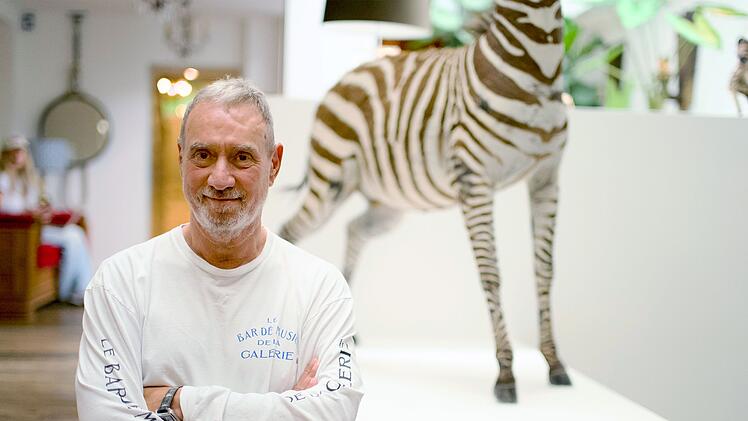 Dieser Mann lebt mit Zebra: Roland Emmerich l&auml;sst den Filmemacher seiner Biografie auch in seine - spektakul&auml;ren - H&auml;user. Neben einer geschichtstr&auml;chtigen Hollywood-Villa erlebt man auch sein Londoner Haus, das mit viel Geschmack und Kunst eingerichtet ist.