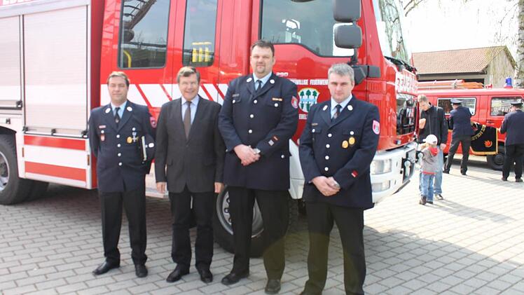 Kreisbrandmeister Martin Horn und Bürgermeister Walter Ziegler gratulierten Erstem Kommandanten Christian Glückert und Zweitem Kommandanten Sascha Schöpplein zum Jubiläum. Foto: may