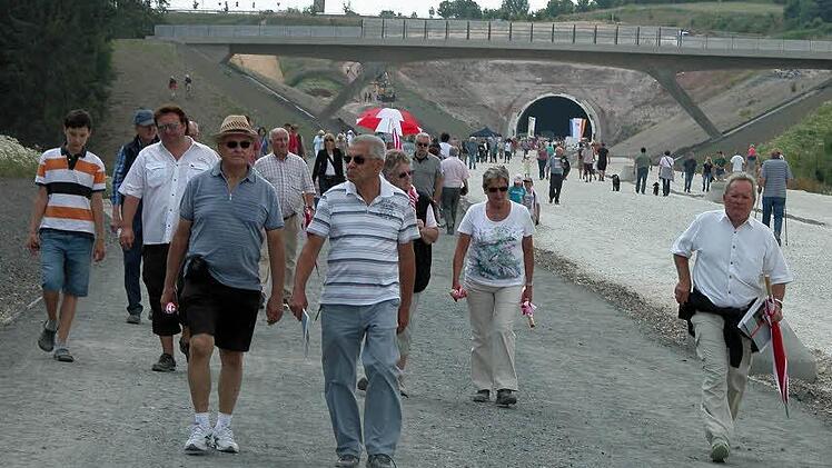 Rund fünf Kilometer waren vom Parkplatz bis zum Nordeingang des Tunnels zu bewältigen.