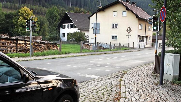 Erneut war die Ampelanlage am "Johannes" Thema im Stadtrat, und sie wurde auch ein weiteres Mal vertagt.  Foto: Michael Wunder