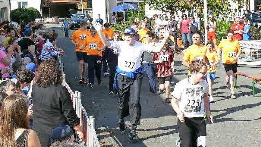 35 Sportler begaben sich beim Hauptlauf des 9. Regens-Wagner-Fitnesslaufs auf die 2,5 Kilometer lange Strecke.