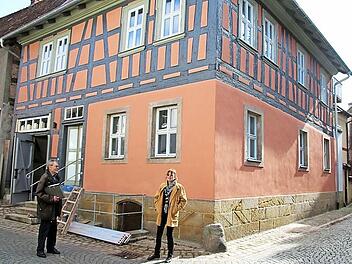 Die Fassade des neuen Gästehauses in der Pfarrgasse dokumentiert mit der Farbwahl die Verbundenheit mit dem Pörtnerhof.  Fotos: Bettina Knauth