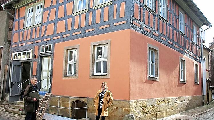 Die Fassade des neuen Gästehauses in der Pfarrgasse dokumentiert mit der Farbwahl die Verbundenheit mit dem Pörtnerhof.  Fotos: Bettina Knauth