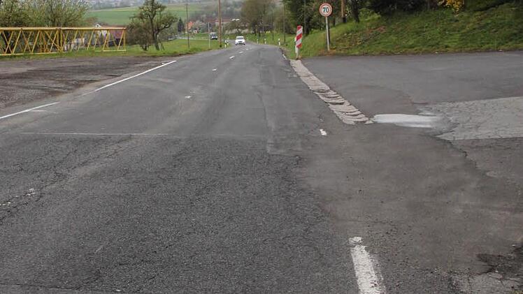 Es gibt auch eine Straße über Unterleichtersbach und Schondra. Doch die Strecke ist auf 300 Metern schadhaft. Foto: Ulrike Müller