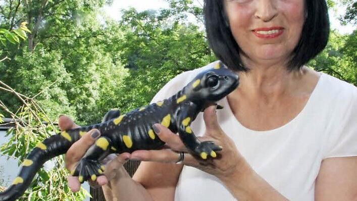 Hermanita Espig zeigt den 3-D-Ausdruck eines Feuersalamanders. Dieser Lurch aus keramischem Material soll in Zukunft auf dem Stadtsteinacher Marktplatz die Touristen begrüßen. Foto: Sonny Adam