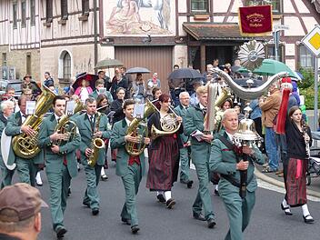 Die Heimatkapelle aus Michelau war eine von sechs Musikkapellen, die beim Sternmarsch anlässlich des 50-jährigen Bestehens des Musikvereins Greßthal mit ihren Klängen die Leute trotz Nieselregens aus ihren Häusern lockten und begeisterten.  Foto: Elmar Heil