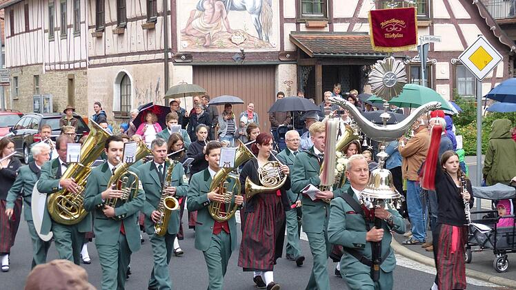 Die Heimatkapelle aus Michelau war eine von sechs Musikkapellen, die beim Sternmarsch anlässlich des 50-jährigen Bestehens des Musikvereins Greßthal mit ihren Klängen die Leute trotz Nieselregens aus ihren Häusern lockten und begeisterten.  Foto: Elmar Heil