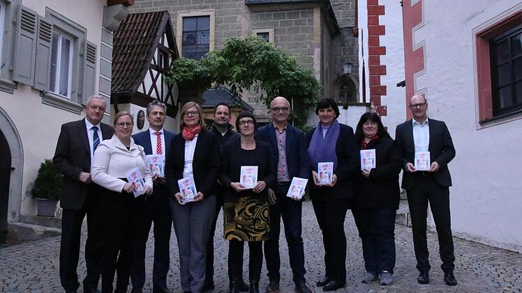 Verantwortliche der Stadt, Sponsoren und die Künstler selbst präsentierten am 16. November den Jubiläumsstadtführer im Comicformat. Foto: Andreas Lösch