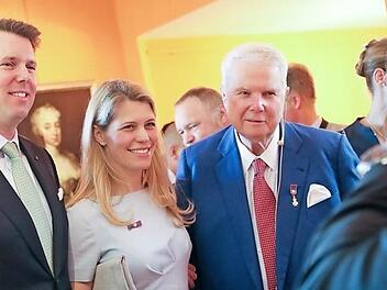 Lächeln fürs Erinnerungsfoto: Prinz Andreas (blauer Anzug) mit Sohn Erbprinz Hubertus und Prinzessin Kelly. Fotos: Barbara Herbst