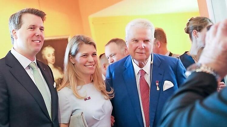 Lächeln fürs Erinnerungsfoto: Prinz Andreas (blauer Anzug) mit Sohn Erbprinz Hubertus und Prinzessin Kelly. Fotos: Barbara Herbst