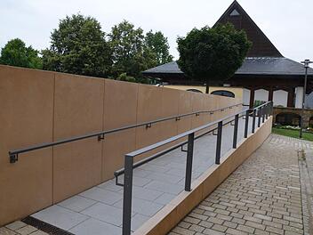Rund 620.000 Euro sind in Litzendorf unter anderem  für barrierefreie Zugänge zum Friedhof und zum Pfarrheim beziehungsweise  für die Neugestaltung des Platzes vor dem Pfarrheim aufgewendet worden. Foto:  Andrea Spörlein