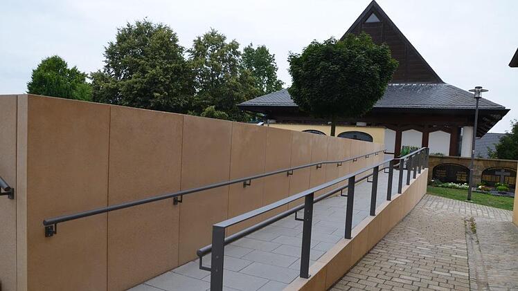 Rund 620.000 Euro sind in Litzendorf unter anderem  für barrierefreie Zugänge zum Friedhof und zum Pfarrheim beziehungsweise  für die Neugestaltung des Platzes vor dem Pfarrheim aufgewendet worden. Foto:  Andrea Spörlein