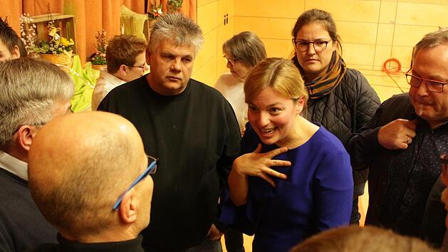 Katharina Schulze ger&auml;t im Gespr&auml;ch mit Landwirten schon vor der eigentlichen Veranstaltung in die Defensive.  Fotos: Yannick Hupfer
