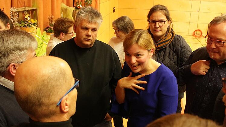 Katharina Schulze ger&auml;t im Gespr&auml;ch mit Landwirten schon vor der eigentlichen Veranstaltung in die Defensive.  Fotos: Yannick Hupfer