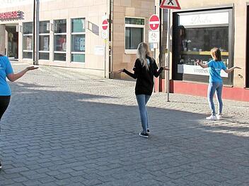 Anna-Lena Gumbrecht, Sabrina Gapp und Johanna Hauke (v. l.) hoffen, beim Spaziergang durch die leere Herzogenauracher Hauptstra&szlig;e bald viele Bilder junger K&uuml;nstler in den Schaufenstern bewundern zu k&ouml;nnen. Foto: privat