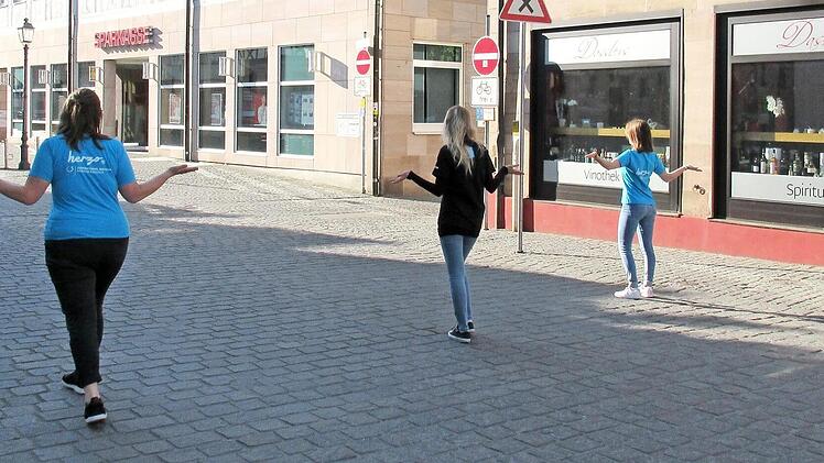 Anna-Lena Gumbrecht, Sabrina Gapp und Johanna Hauke (v. l.) hoffen, beim Spaziergang durch die leere Herzogenauracher Hauptstra&szlig;e bald viele Bilder junger K&uuml;nstler in den Schaufenstern bewundern zu k&ouml;nnen. Foto: privat