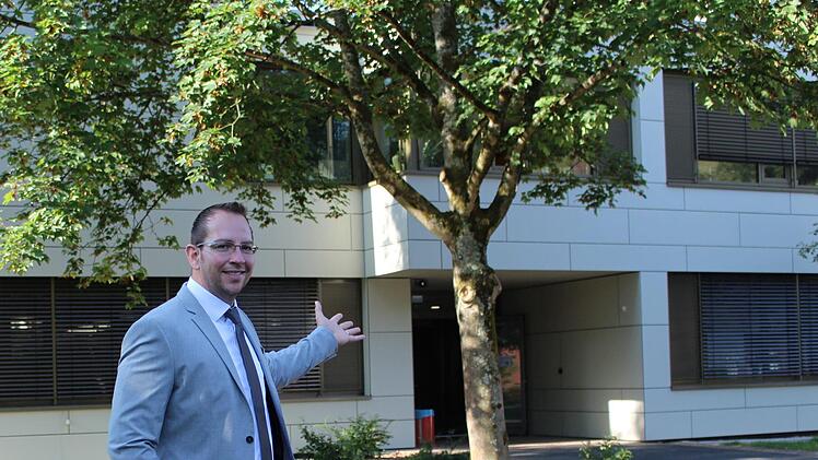 Bis zu den Herbstferien dauert die Generalsanierung  der Mittelschule Bad Brückenau. Der neue Schulleiter Michael  Heyne freut sich auf den Umzug. Foto: Julia Raab