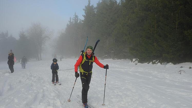 Holger Gegner aus Gerolzhofen (Landkreis Schweinfurt) kam trotz Nebels mit seiner Familie an den Kreuzberg. Foto: Gerhard Fischer