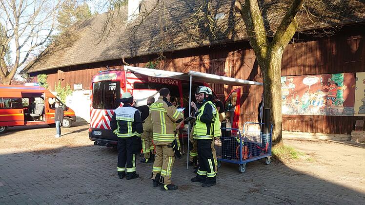 Zapfendorf: Sieben Feuerwehren rücken zu "Tanzsaal Hofmann" an - "etliche Personen" vermisst