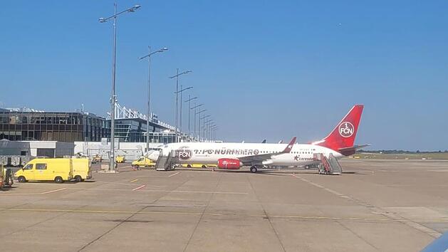 Flughafen N&uuml;rnberg: Passagierin nach Sicherheitslandung wegen Riss in der Scheibe - "leise geweint"