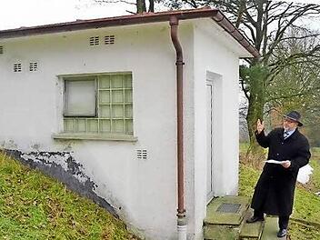 Bürgermeister Egon Herrmann zeigt sich erleichtert über die Entscheidung im Ratsgremium für die Wasserversorgung von Eichenbühl über die "Reuth- Trasse". Damit könne man sich die Sanierung des Hochbehälters Eichenbühl (geschätzte 150000 bis 200000 Euro Kosten ersparen). Dieser Hochbehälter, der ohne Stromanschluss ist, wird zukünftig nur noch bei Löscheinsätzen der Feuersicherheit dienen.  Foto: Hofmann