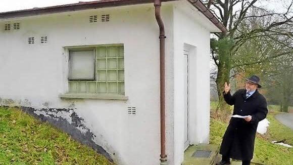 Bürgermeister Egon Herrmann zeigt sich erleichtert über die Entscheidung im Ratsgremium für die Wasserversorgung von Eichenbühl über die "Reuth- Trasse". Damit könne man sich die Sanierung des Hochbehälters Eichenbühl (geschätzte 150000 bis 200000 Euro Kosten ersparen). Dieser Hochbehälter, der ohne Stromanschluss ist, wird zukünftig nur noch bei Löscheinsätzen der Feuersicherheit dienen.  Foto: Hofmann