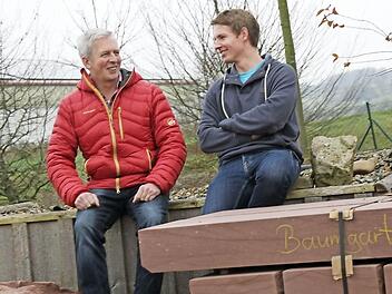 Peter Baumgart (links) übergibt im Frühjahr seinem Sohn Andreas Baumgart seinen Garten- und Landschaftsbaubetrieb.  Foto: Anja Greiner