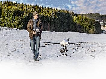 Matthias Förtsch ist wichtig, dass Piloten auch die manuelle Steuerung beherrschen, um die Drohnen bei Problemen sicher landen zu können.  Foto: vonoben.tv
