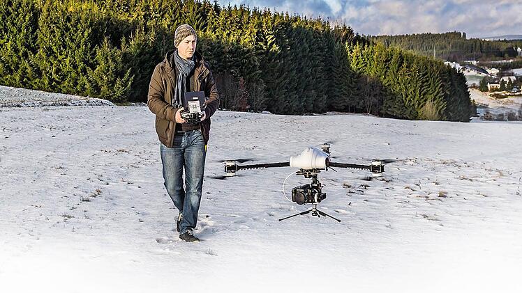 Matthias Förtsch ist wichtig, dass Piloten auch die manuelle Steuerung beherrschen, um die Drohnen bei Problemen sicher landen zu können.  Foto: vonoben.tv