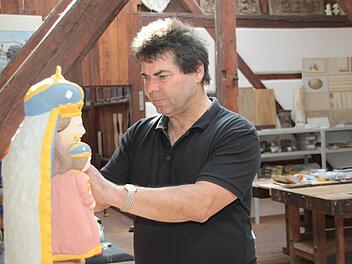 Uwe Franke bei der Arbeit in seiner Werkstatt im unteren Schloss Wernstein. Foto: Jürgen Gärtner