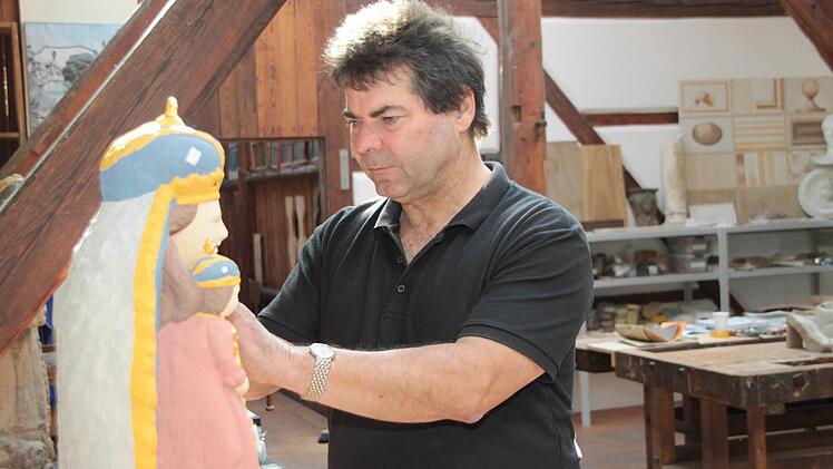 Uwe Franke bei der Arbeit in seiner Werkstatt im unteren Schloss Wernstein. Foto: Jürgen Gärtner