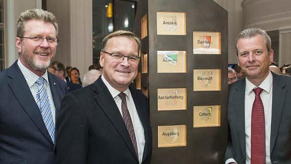 Staatsminister Marcel Huber, Oberb&uuml;rgermeister Andreas Starke und Oberb&uuml;rgermeister Ulrich Maly, der Vorsitzende des Bayerischen St&auml;dtetages vor der Wappenstele  Foto: Henning Schacht